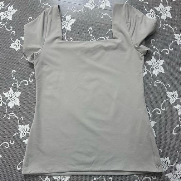 Aritzia Contour Square-neck T-shirt in Grey Sz XL - Picture 3 of 8